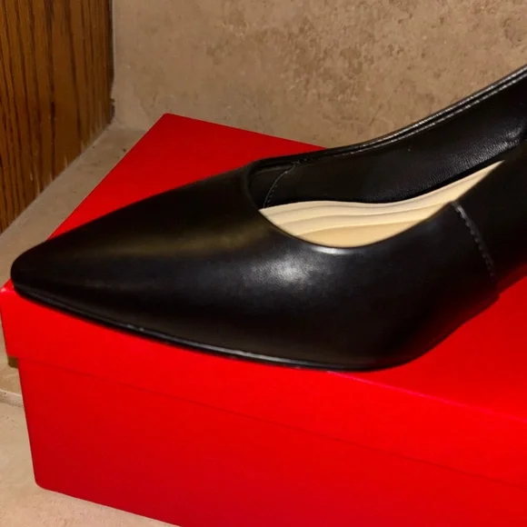 Qi Black Slingback Heels - Picture 3 of 6